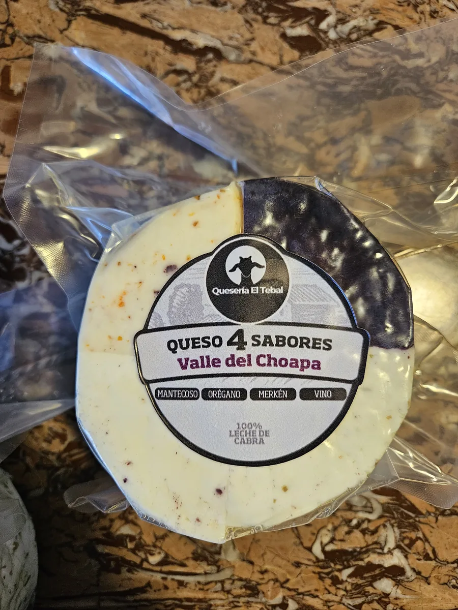 Queso de cabra mix 4 tipos: natural, orégano, merkén y macerado en vino tinto